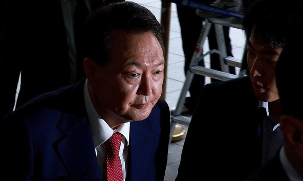 韓国の尹錫悦前大統領が、再拘束前の内乱特検捜査のためソウル高等検察庁に出頭する様子を示す写真