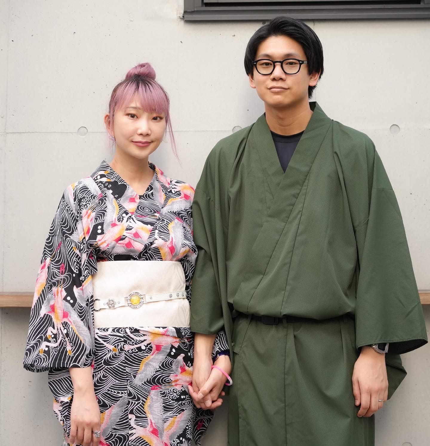 17歳差の年の差婚夫婦、ユーチューバーのハズムさんと妻めぐさんのツーショット写真