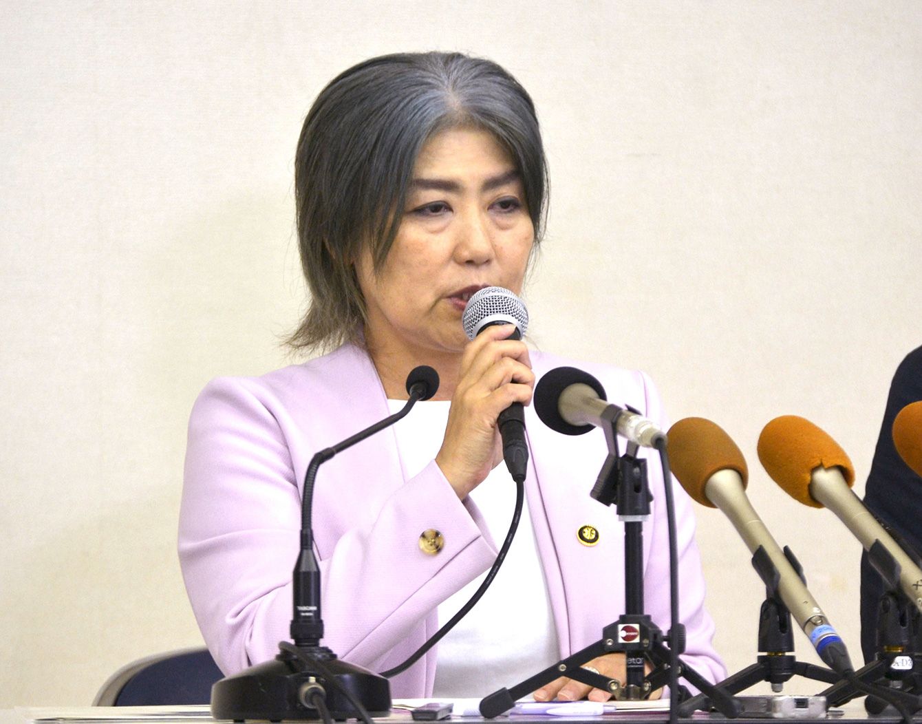 伊東市の田久保真紀市長、学歴疑惑に関する記者会見で説明（2025年7月7日）