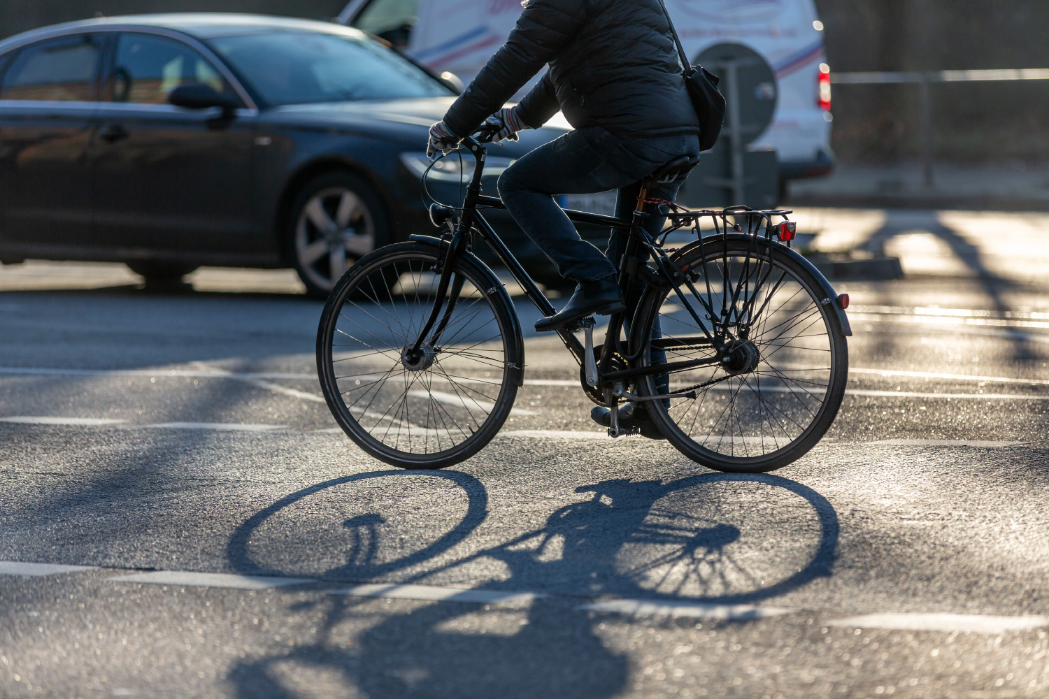 自転車の交通違反を取り締まる警察官の様子