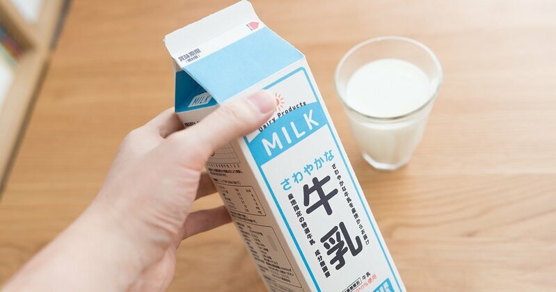 スーパーに並ぶ日本の一般的な牛乳パック