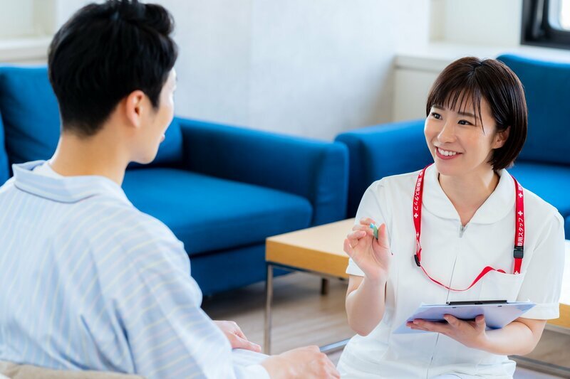 健康保険の保障内容を確認する人のイメージ