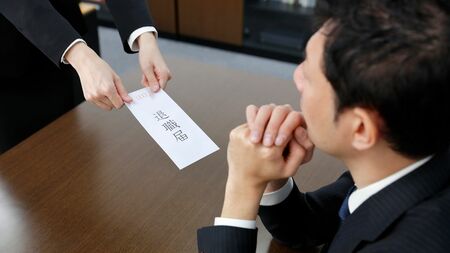 職場での成長を感じられず転職を選ぶZ世代の若者のイラスト