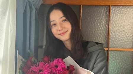 佐々木希さんが夫の不倫騒動を語り、現在の心境に注目が集まる様子を示す画像