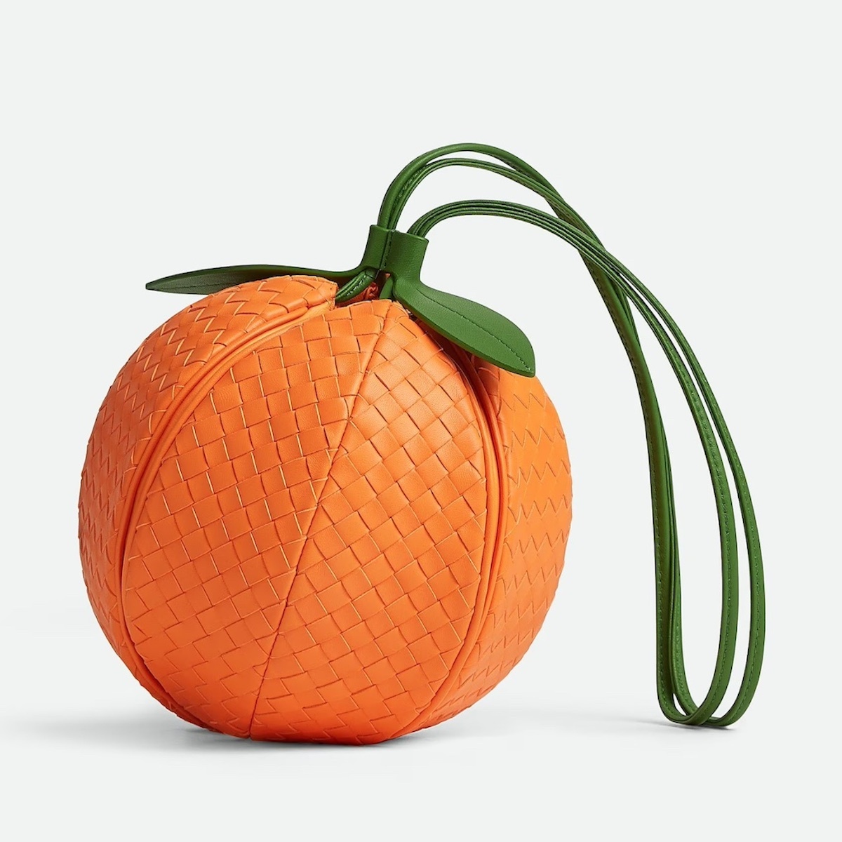 オレンジ色の果物型ポーチ ボッテガ・ヴェネタ」が新作“フルーツポーチ”を発売 オレンジや