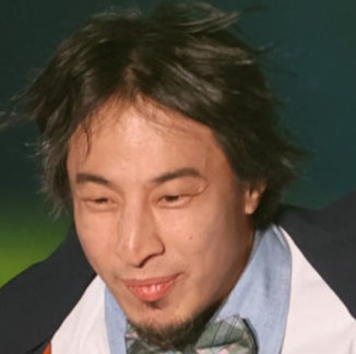 社会問題について発信するひろゆき氏の肖像写真