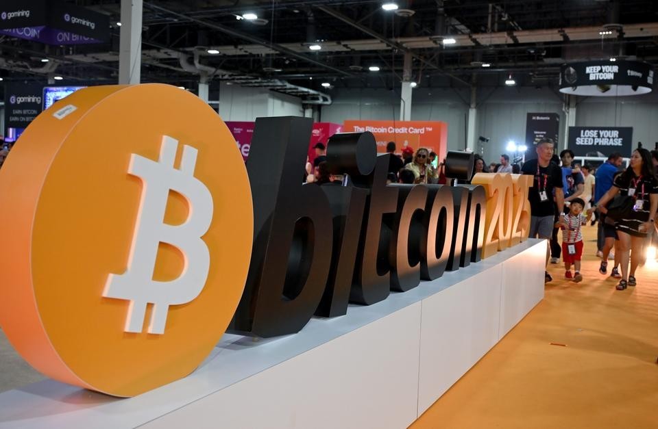 ビットコインの史上最高値更新を伝えるニュースや価格チャートを確認する人物