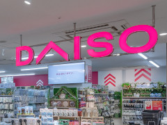 「寝室で足元ライトにしてる！」　ダイソーで330円の「LED明暗センサー付きナイトライト」は高コスパ優秀ライトだった(Fav-Log by ITmedia)