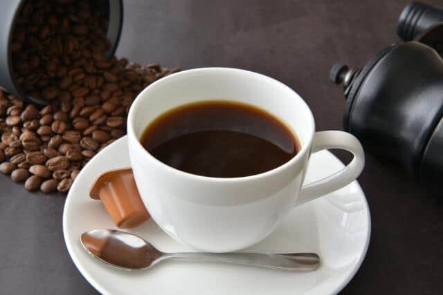 相次ぐコンビニコーヒー値上げを示すコーヒーカップのイメージ画像