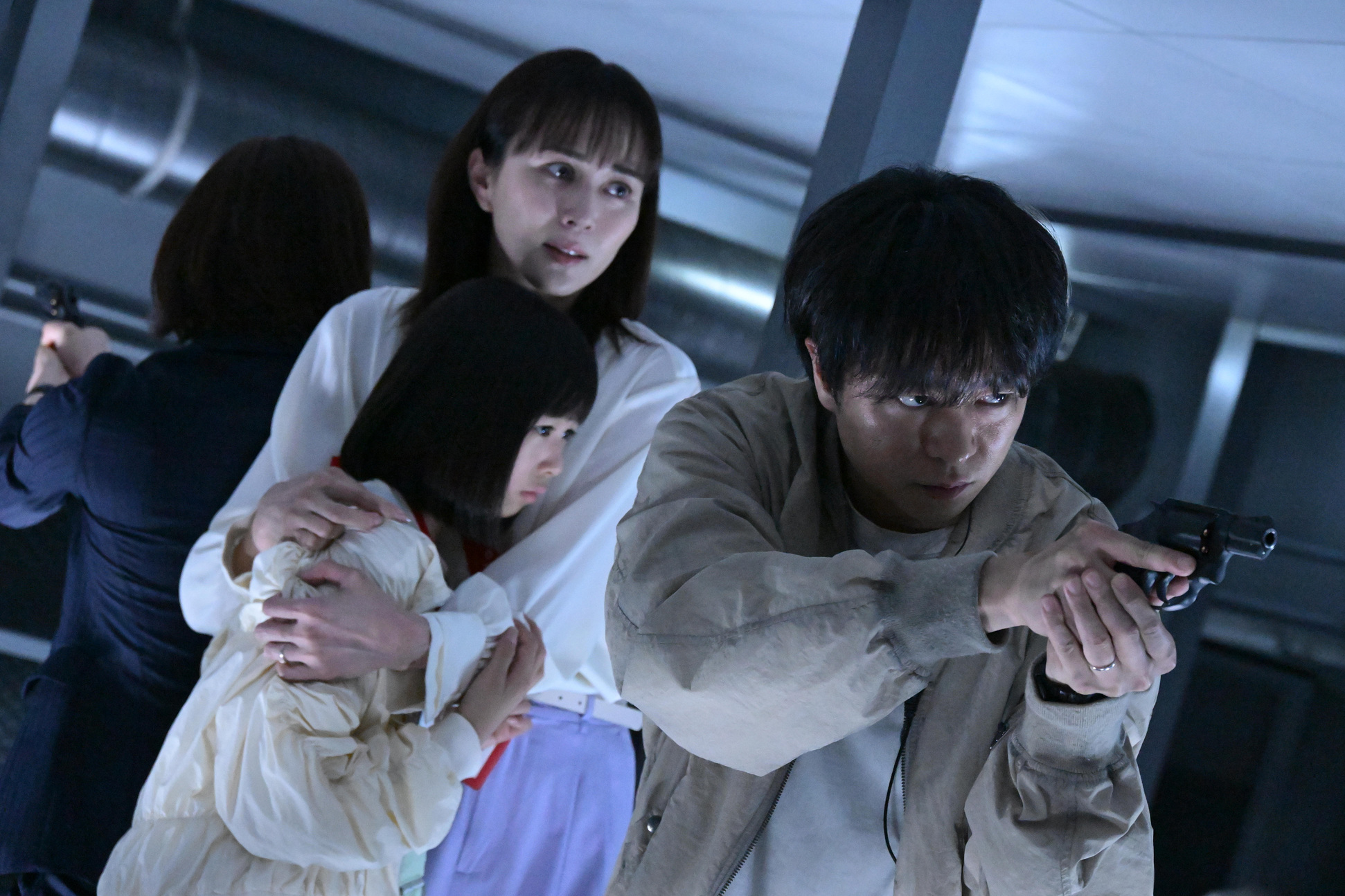 放送局占拠の主人公・武蔵三郎（櫻井翔）が武装集団「妖」に立ち向かう様子