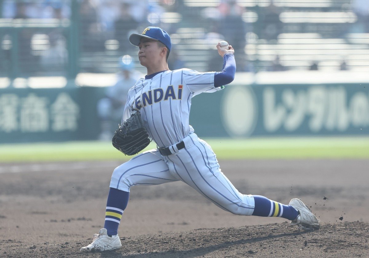 健大高崎高校野球部　甲子園出場記念　半袖Vジャン　群馬　ハーフジップ　練習着 健大高崎が完封ゲームで初戦突破！スーパー1年生の初スイング初