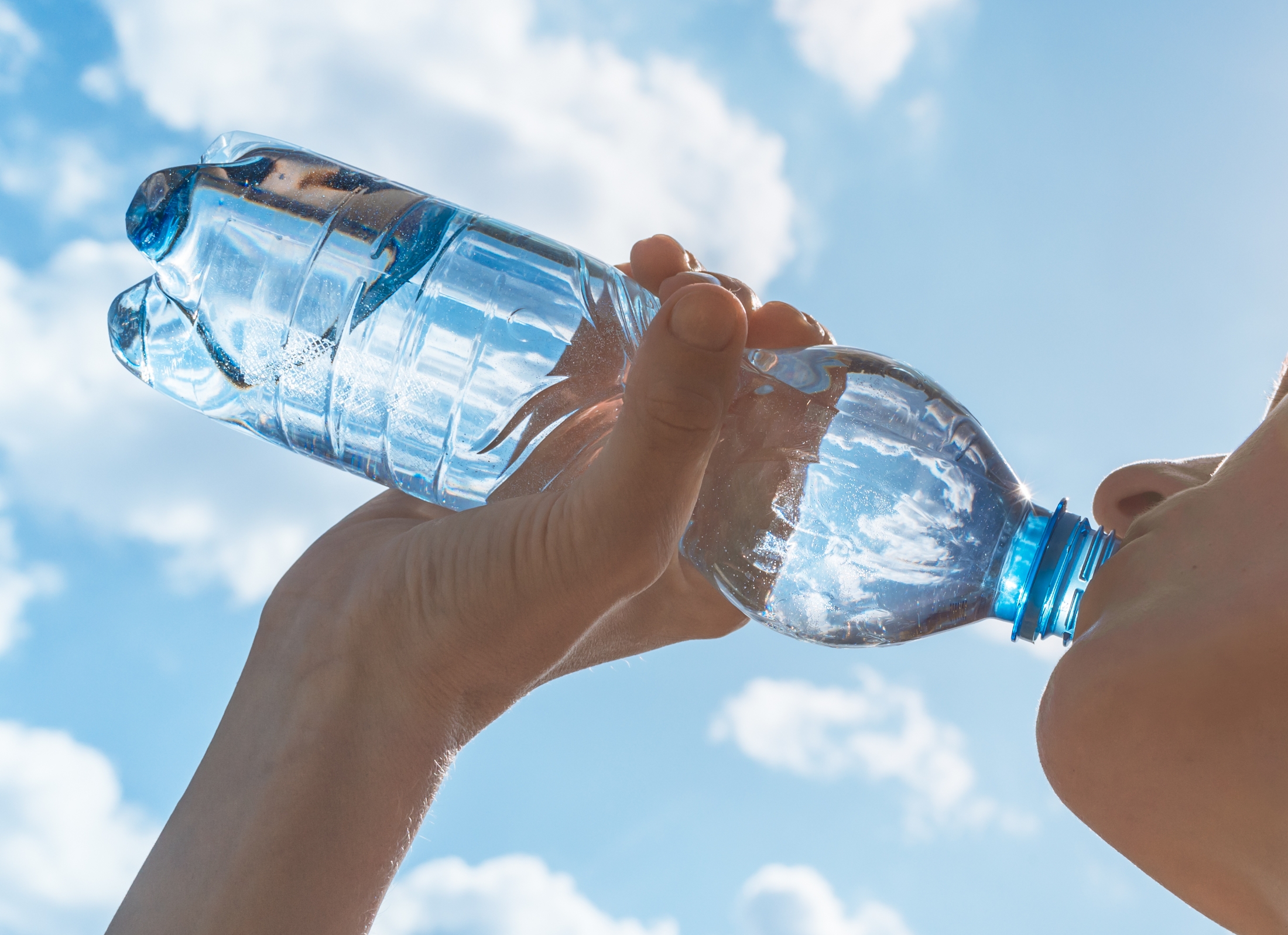 水を飲む行為に関連するイラスト。水中毒や脱水に注意を促すイメージ。