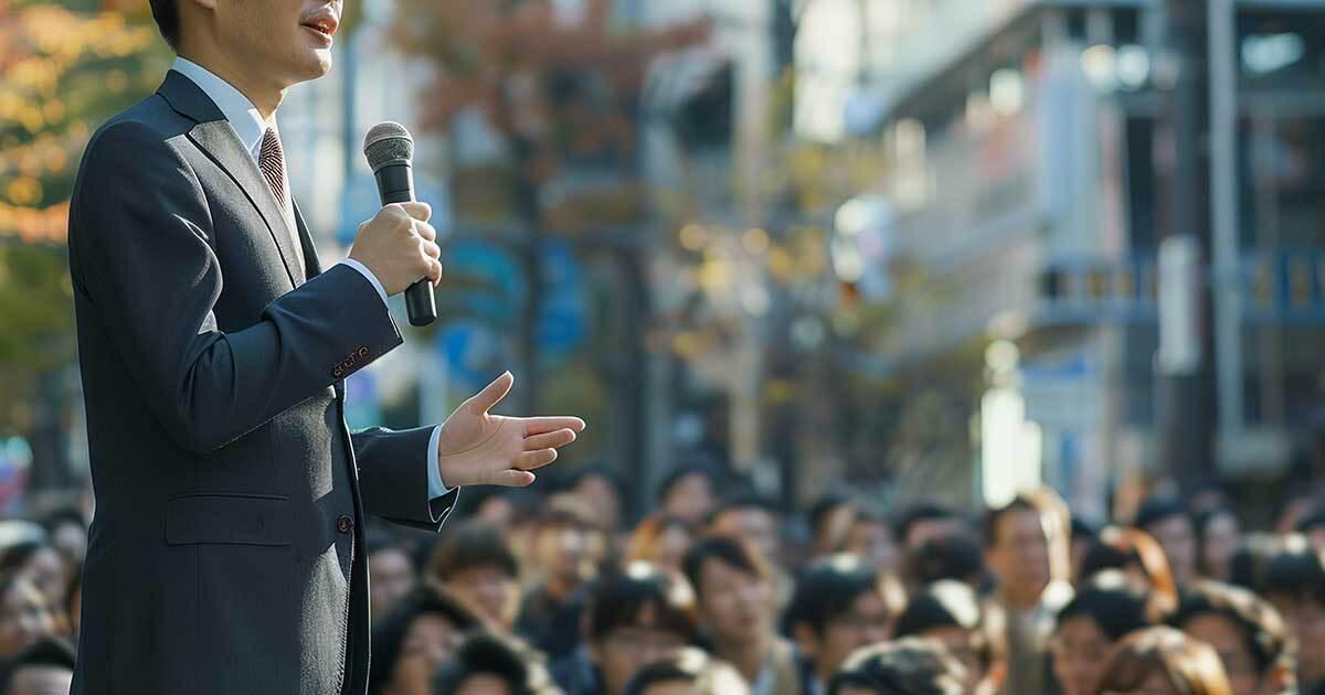政治集会で手を上げる熱心な参加者たち