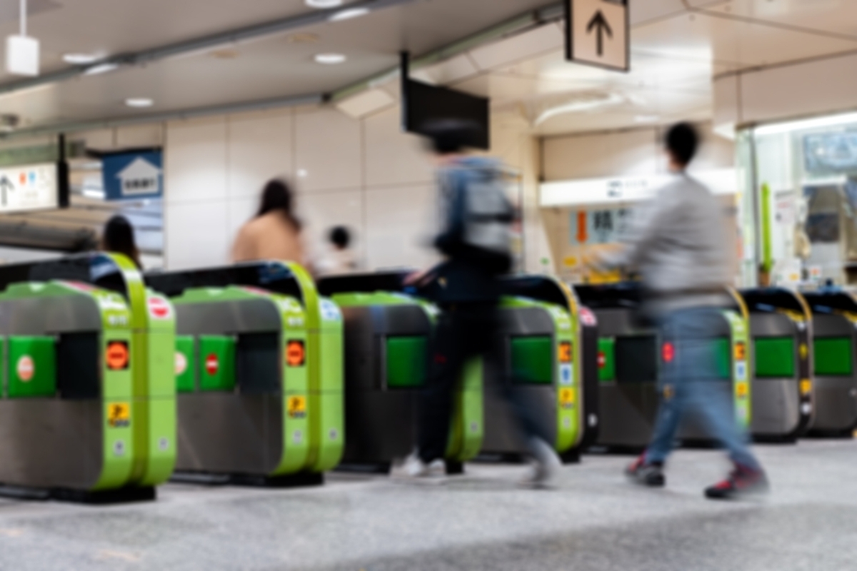 通勤ラッシュで混雑する電車内の様子。座席に座れない乗客たち。