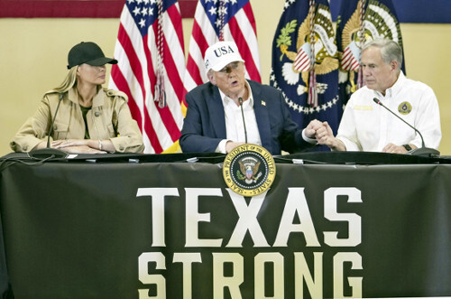 テキサス州での洪水被害に関する会議に出席したトランプ前大統領（中央）、メラニア夫人（左）、アボット州知事