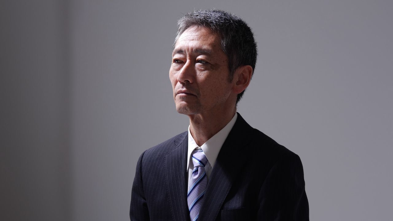 年金受給を控えた日本人会社員が、ねんきん定期便記載額と実際の手取り額の違いに驚いている様子のイメージ。老後資金計画にも関わる重要なポイント。