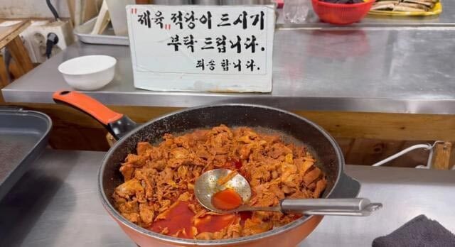 韓国のビュッフェレストランで豚肉の甘辛炒めに貼られた「ほどほどの量でお願いします」という注意書き。食べ放題における顧客と店舗間の認識のずれを示す。（画像：Threadsより）