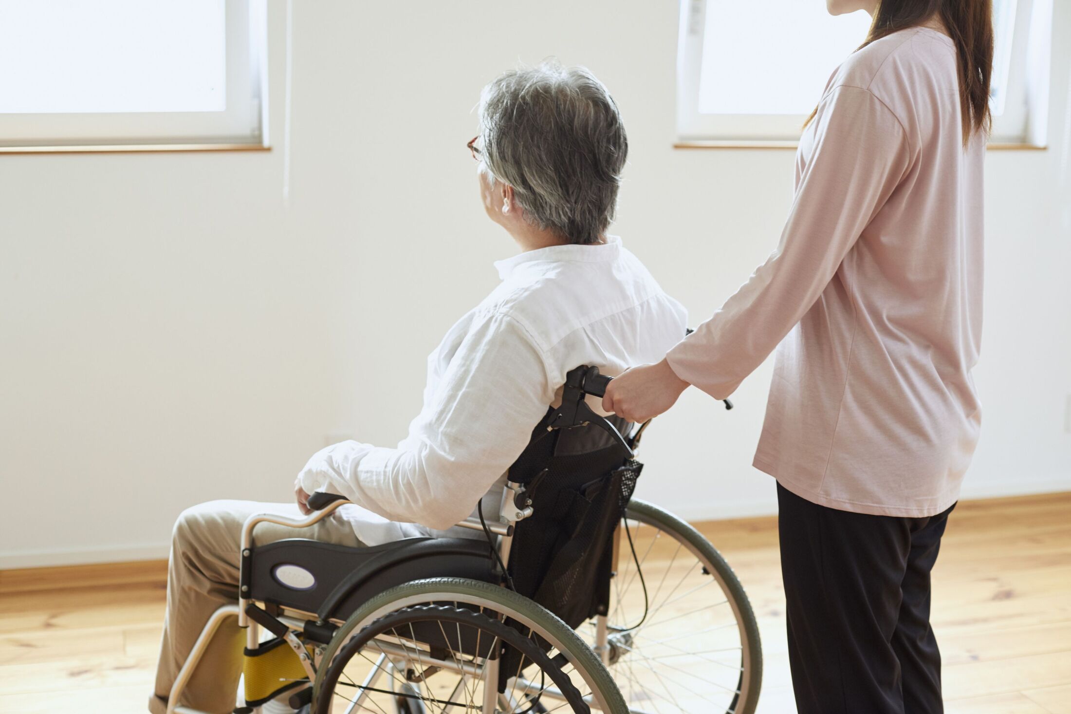 仕事と介護の両立に悩む世代のイメージ