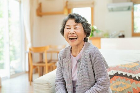 【高齢者の平均的な所得】年約315万円「仕事による収入」と「公的年金収入」はいくらか？生活「苦しい」約5割・「普通」約4割に(LIMO)