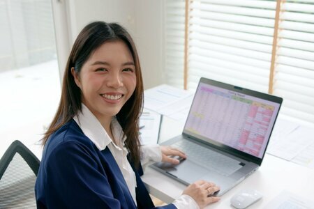 女性管理職の悩み「業務量が多い、他部署や上司・部下との調整に苦労する」などリアルな声　一方「管理職になってよかった」が7割に(LIMO)