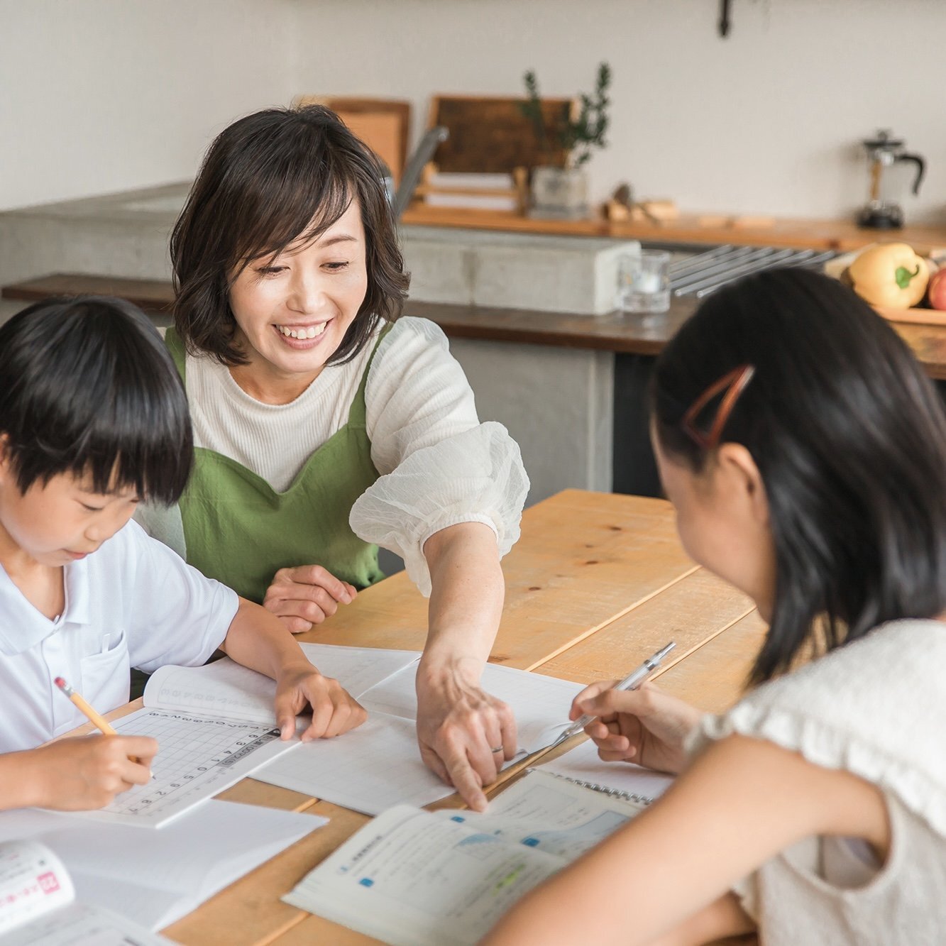 夏休み、宿題がなくなった小学校に通う子どもたちと親