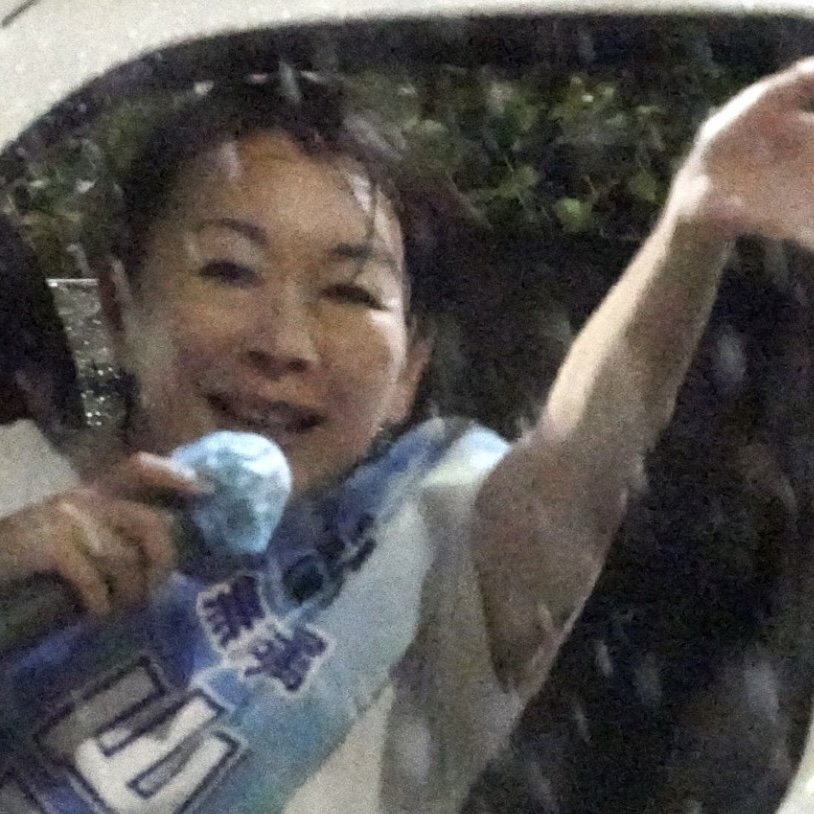山尾志桜里氏が屈みノートを持つ写真、小5男子との会話を投稿した際のイメージ