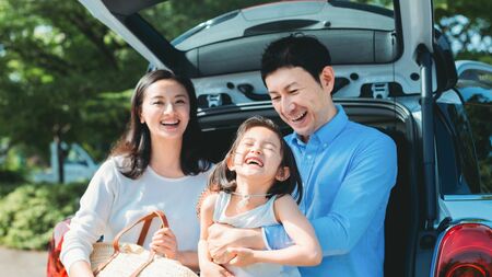 共働き夫婦の家計管理と貯蓄計画。資産形成の様子を表すイメージ写真。