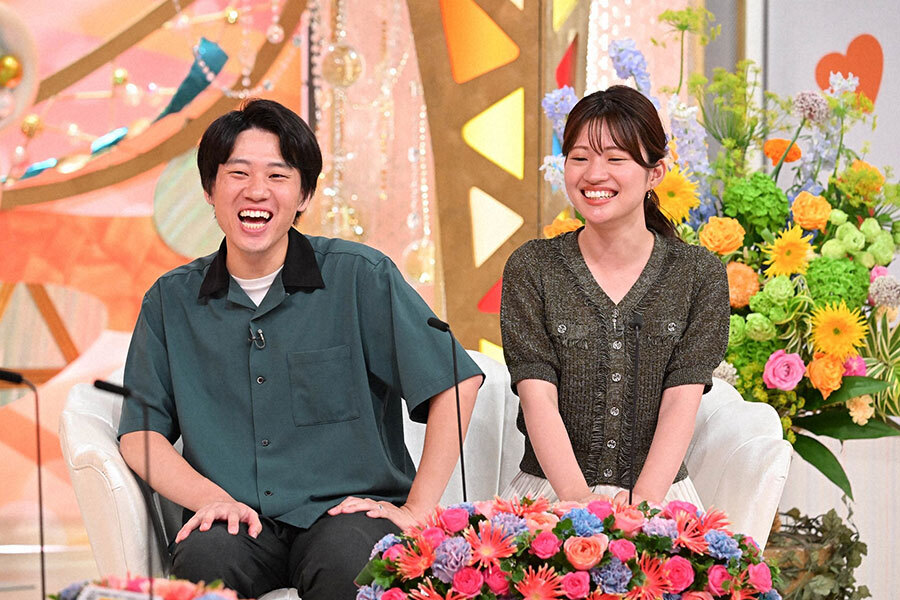 新婚さんいらっしゃいに出演する囲碁棋士の藤沢里菜・横塚力夫妻と司会者