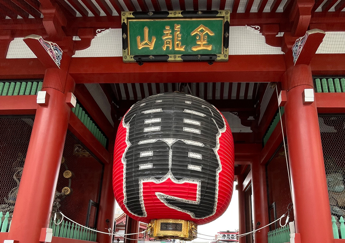 閑散とした浅草寺雷門。観光客が激減した様子を示す