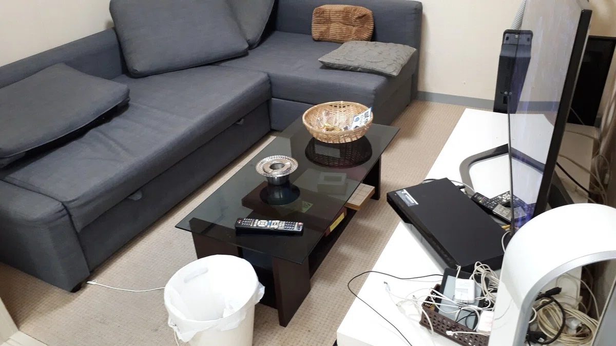 マンション麻雀が行われる部屋の待合スペース。隠れて行われる違法賭博の雰囲気を伝える写真。