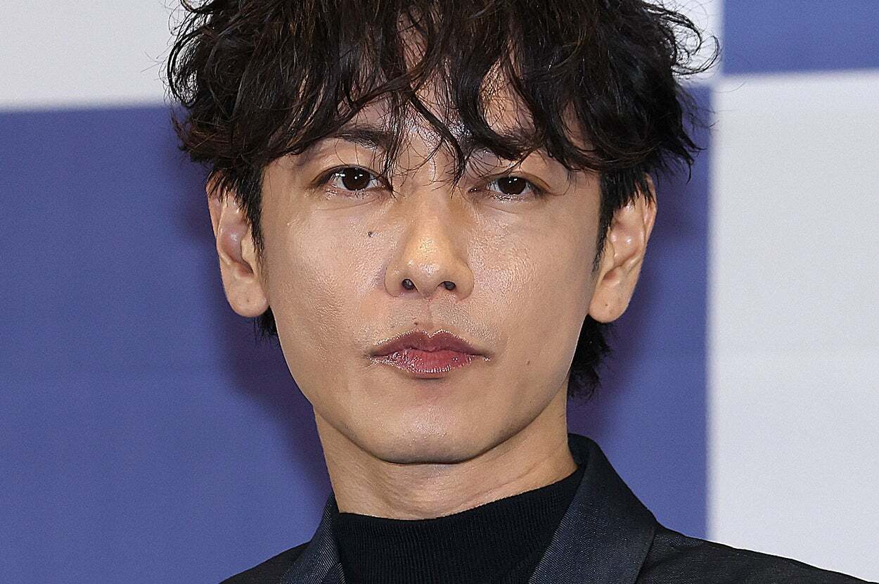 佐藤健さんと小芝風花さんがドラマ『私の夫と結婚して』撮影合間に屋外でリラックスした笑顔を見せる様子