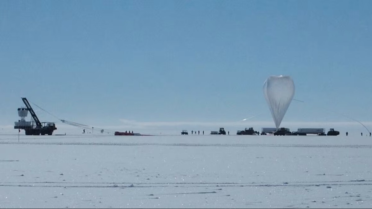 NASAのANITA実験で使用された、南極上空で観測を行う大型気球