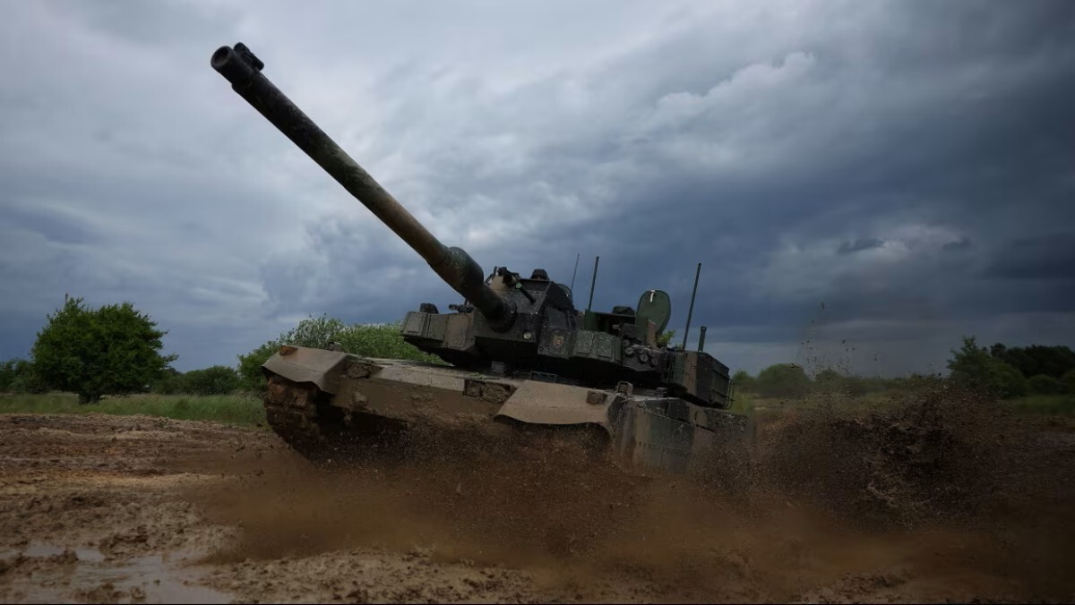 ポーランドでの軍事演習に参加する韓国製K2戦車「ブラックパンサー」。兵士が搭乗し、その能力を示している様子
