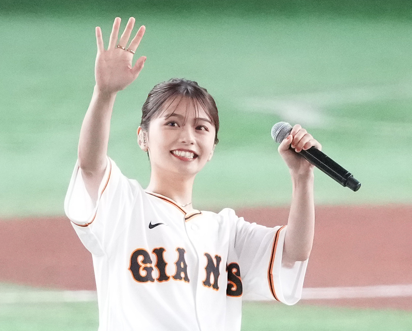 足立佳奈が自身のインスタグラムで公開した、大切な友人との「パワースポット」オフショット