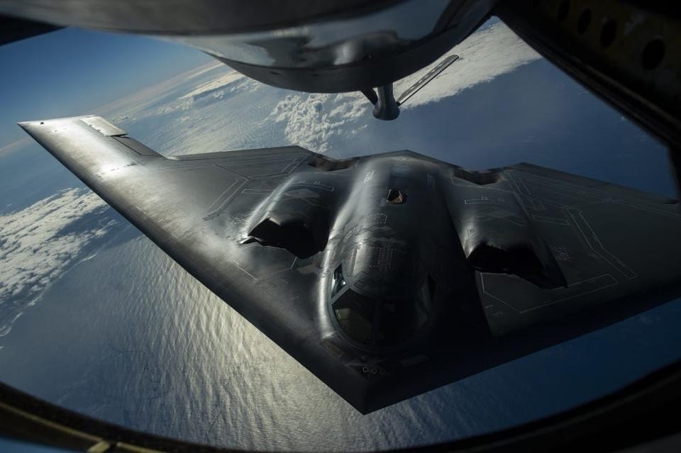夜間飛行中のB-2スピリットステルス爆撃機。イランへの攻撃にも使用され、現在近代化アップグレード中。