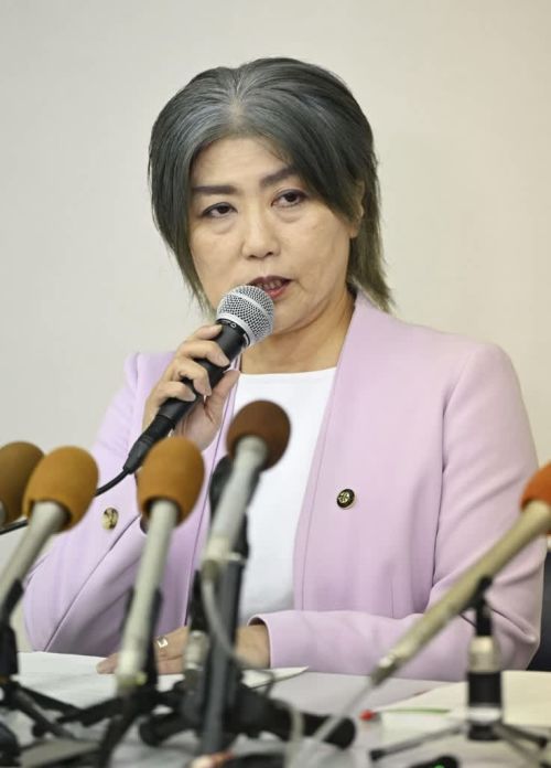 伊東市長の田久保真紀氏が記者会見で辞任を表明する様子