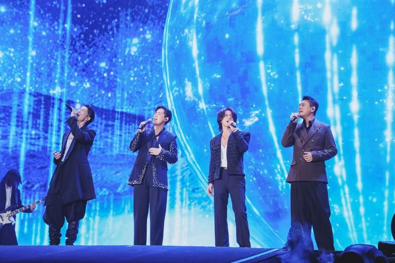 メイデイの台北ドーム公演で12年ぶりに再集結したF4の4人。（左から）呉建豪、周渝民、言承旭、朱孝天が「流星雨」を熱唱する様子。