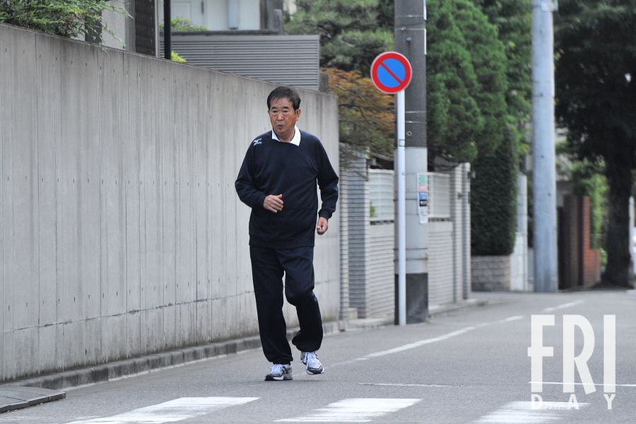 石原慎太郎氏が都内の高級住宅街を散歩する様子。紺色のウェア姿。
