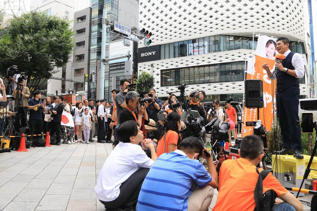 参院選期間中、参政党の神谷宗幣代表の街頭演説に集まる多くの支持者たち