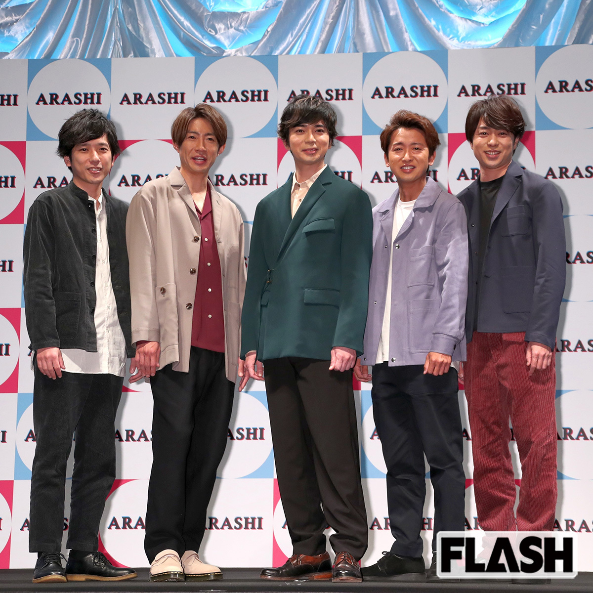 2026年春の活動終了を予定している人気アイドルグループ嵐のメンバー5人。ラストライブの日程に関する情報が注目を集めている。
