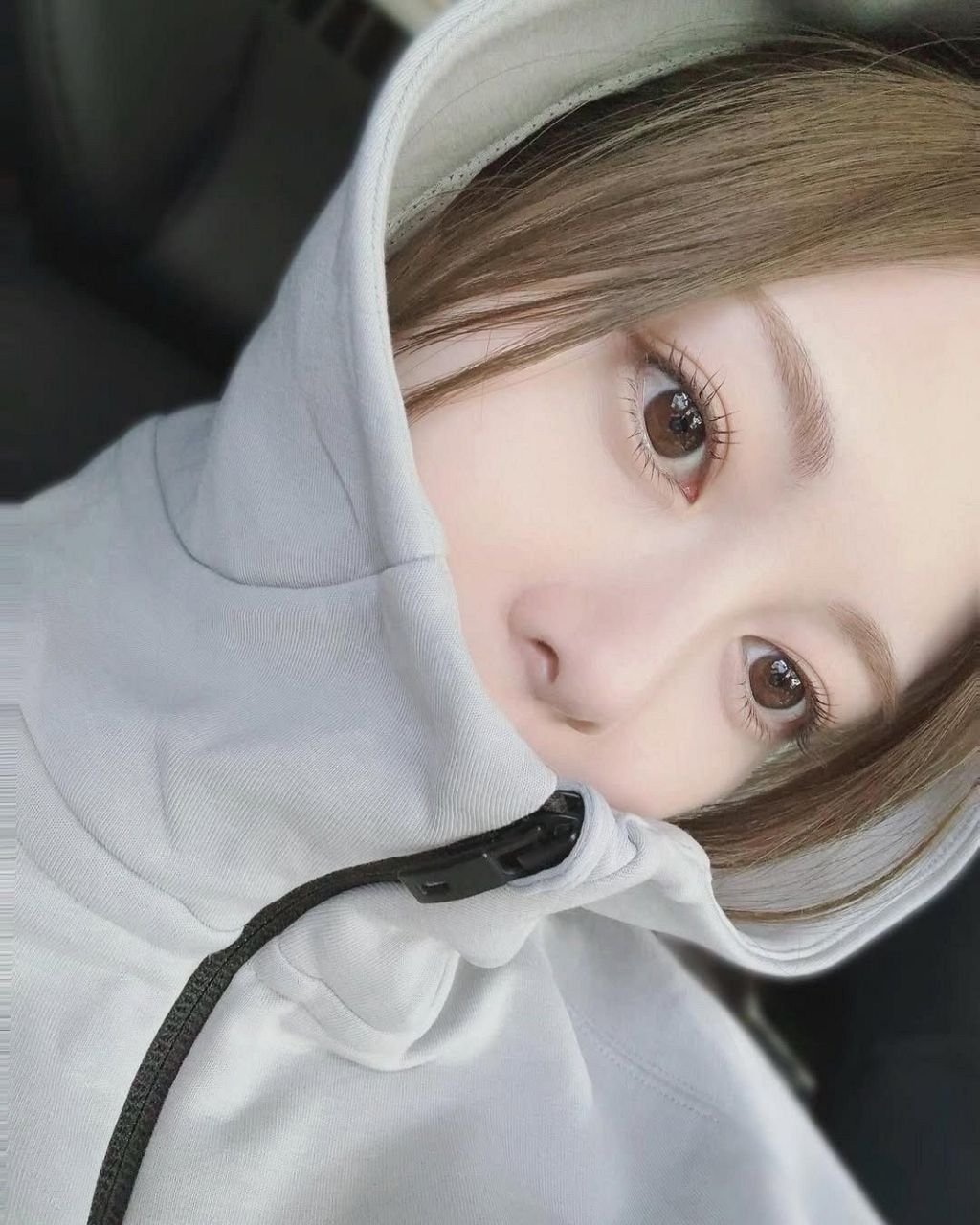 んな!?」「限界突破」〝超ミニスカ〟元トップアイドルの膝元に熱