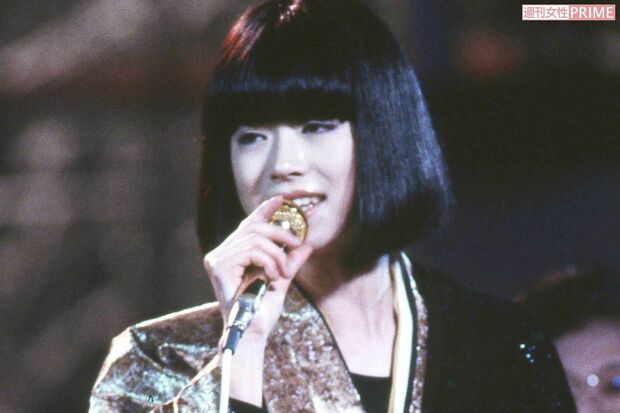 歌手・中森明菜の写真。彼女のカムバックとファン投票による名曲ランキングの記事に合わせて掲載。