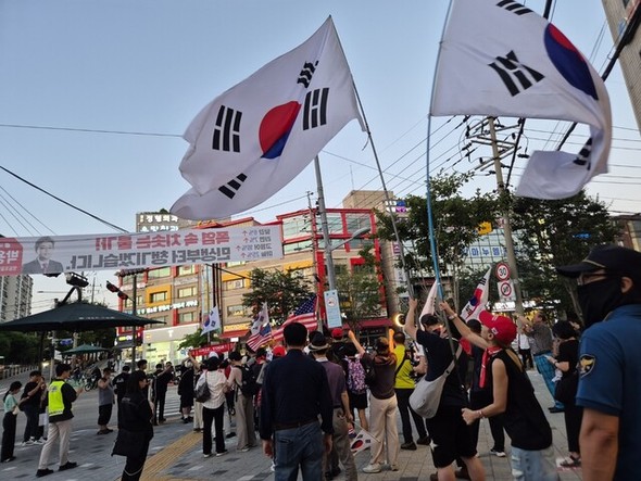 2024年7月11日、韓国ソウル大林洞で「中国人追放」「尹アゲイン」を叫ぶ極右保守派の集会参加者たち