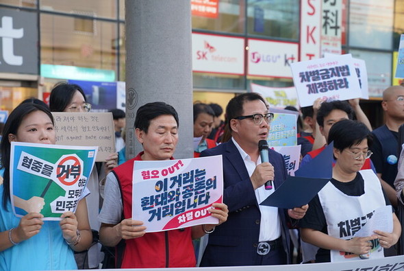 ソウル大林洞でのヘイト反対集会にてスピーチを行う中国同胞一つの心連合会総会のキム・セグァン会長