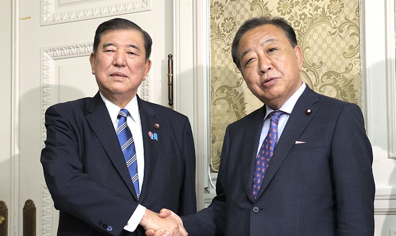 2025年6月20日、国会内で立憲民主党の野田佳彦代表と挨拶する石破茂総理。不信任案断念の決定を伝えた場面と見られる。