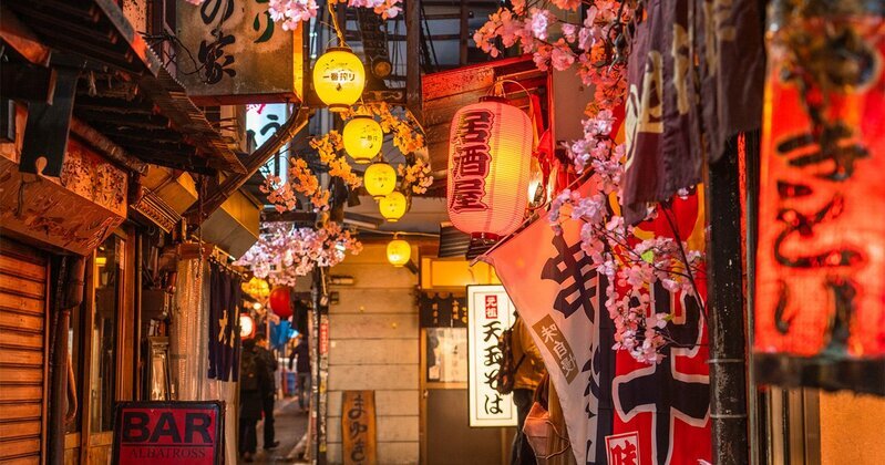 戦後、焼け野原となった都市に立つ闇市の光景