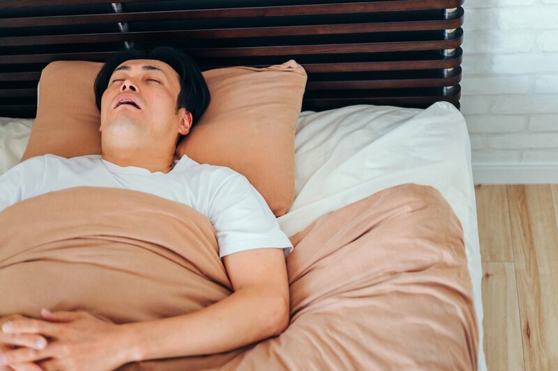 悪夢にうなされる人物のイメージ画像 睡眠時のストレス反応
