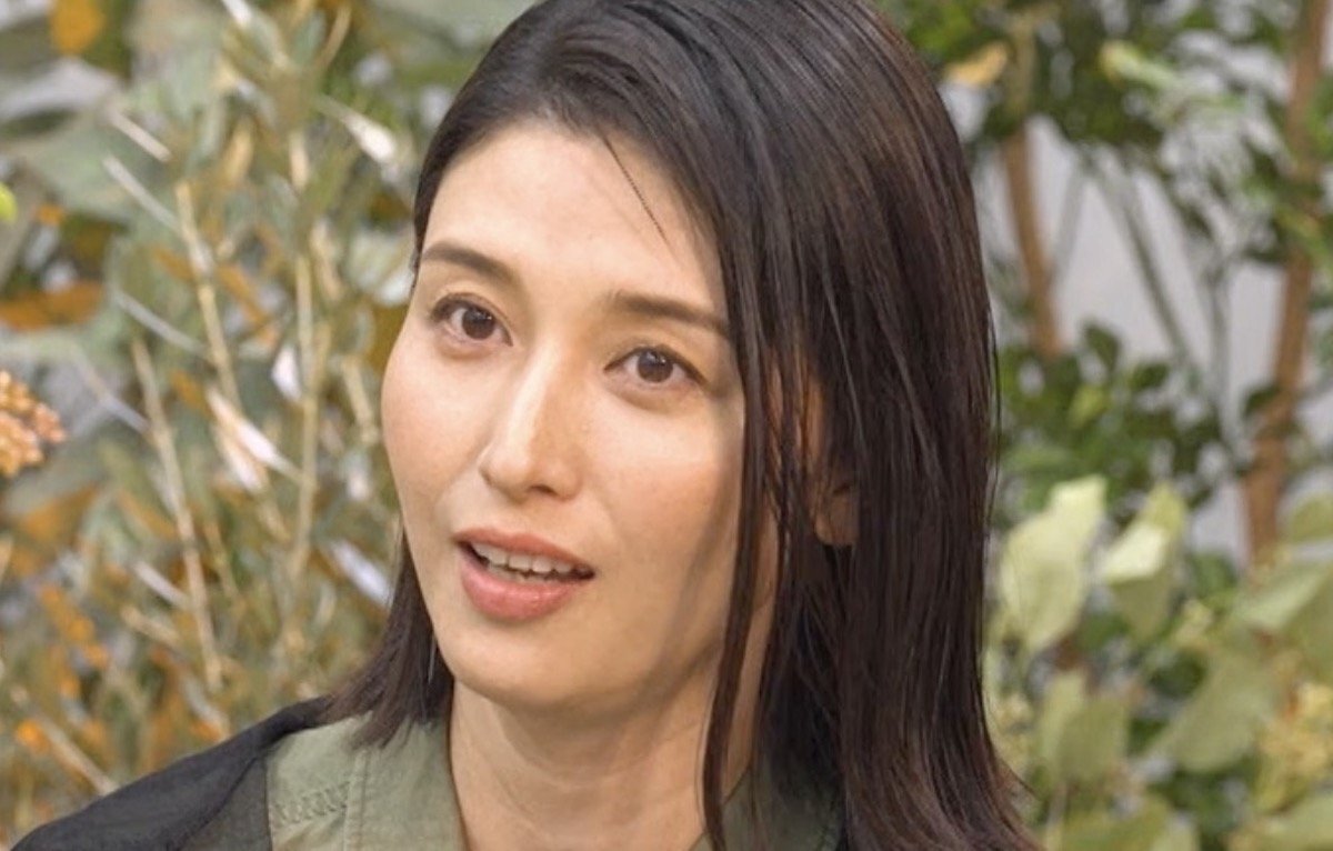 橋本マナミさんが夫との結婚生活、特に結婚前のレスについての話し合いについて語る様子の写真