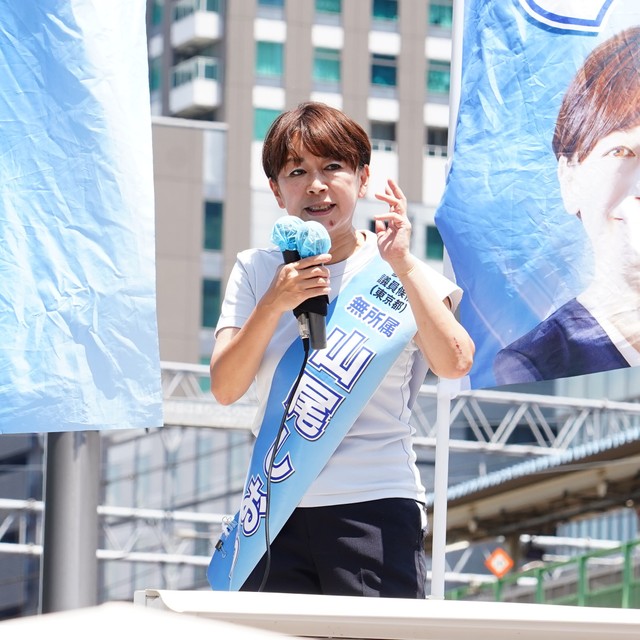 小林よしのり氏、応援演説でゴーマンかました!過激発言→聴衆ツッコミも「喋らせろ！」山尾志桜里氏を大絶賛