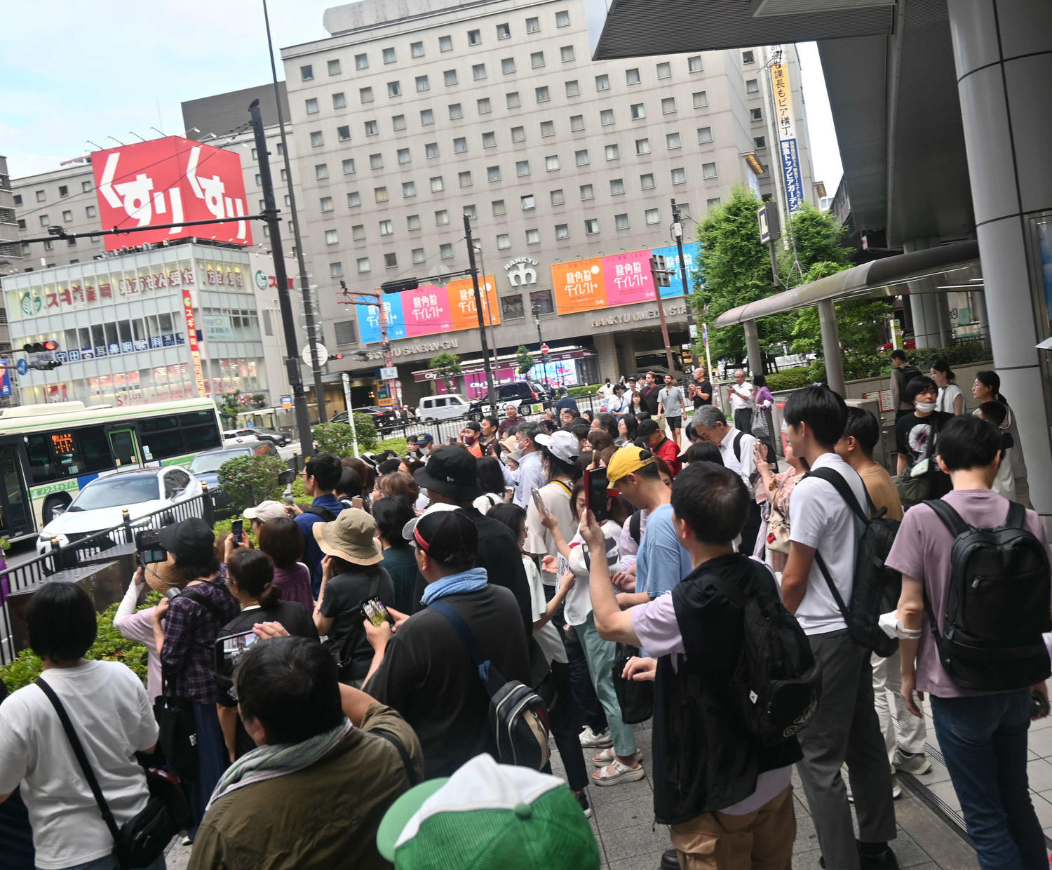 参院選の街頭演説に集まる大阪の有権者たち